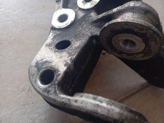 bontott VW CADDY Jobb első Segédkeret Kitámasztó