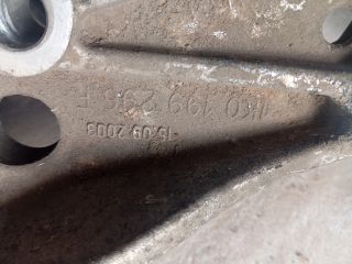 bontott VW CADDY Jobb első Segédkeret Kitámasztó