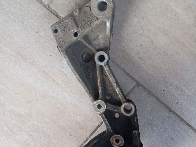 bontott VW CADDY Jobb első Segédkeret Kitámasztó