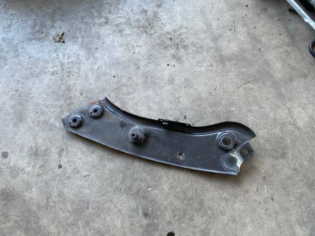 bontott VW CADDY Jobb Fényszóró Tartó