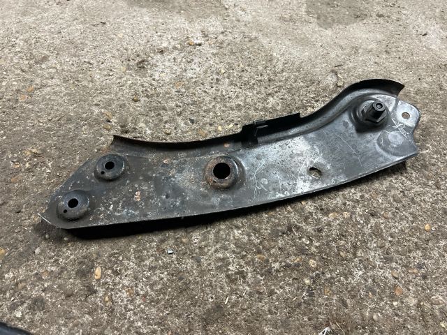 bontott VW CADDY Jobb Fényszóró Tartó