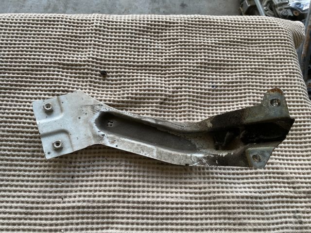 bontott VW CADDY Jobb Sárvédő Oldaltartó