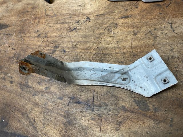 bontott VW CADDY Jobb Sárvédő Oldaltartó