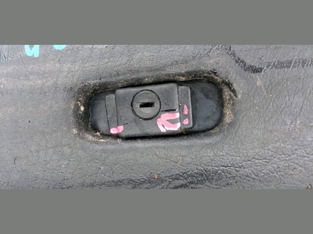 bontott VW CADDY Kesztyűtartó Nyitó Kar / Gomb