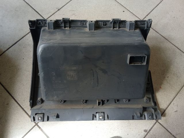 bontott VW CADDY Kesztyűtartó