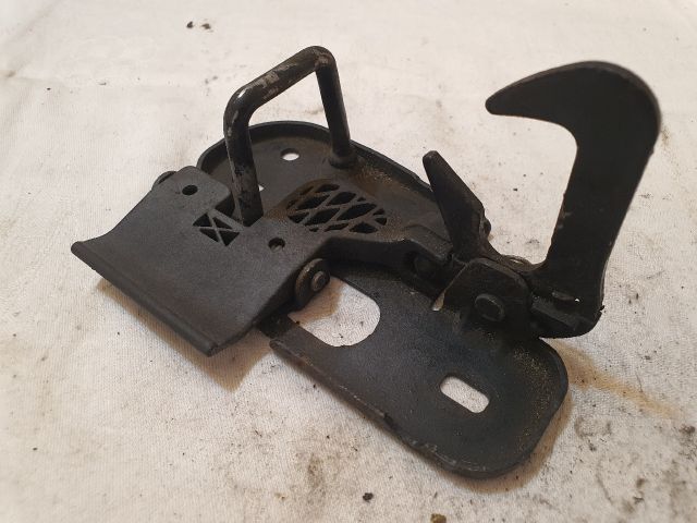 bontott VW CADDY Motorháztető Biztonsági Kampó