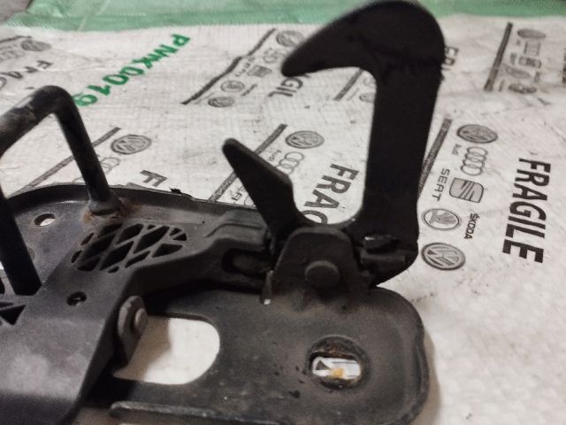 bontott VW CADDY Motorháztető Zárszerkezet