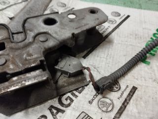 bontott VW CADDY Motorháztető Zárszerkezet