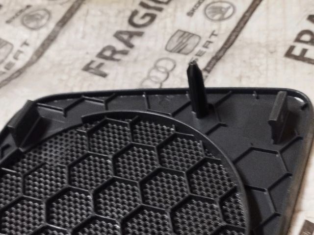 bontott VW CADDY Műszerfal Jobb Hangszóró Burkolat