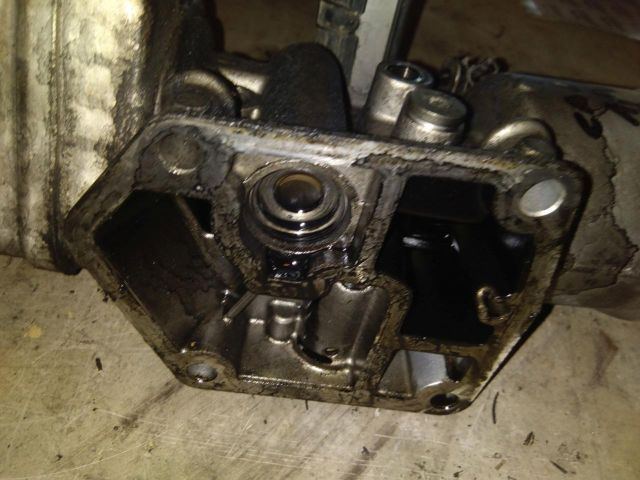 bontott VW CADDY Olajszűrő Ház