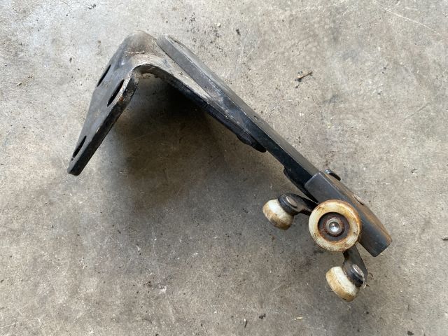 bontott VW CADDY Tolóajtó Sín Görgő