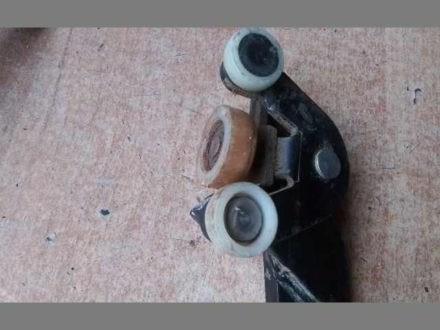 bontott VW CADDY Tolóajtó Sín Görgő