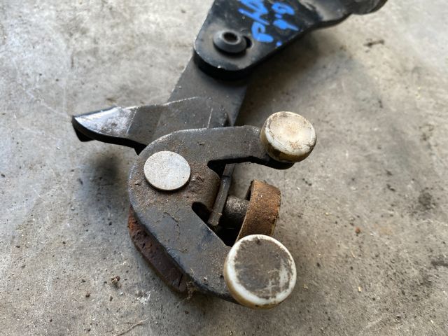 bontott VW CADDY Tolóajtó Sín Görgő