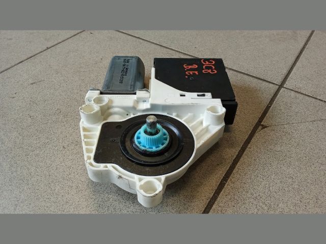 bontott VW CC Bal első Ablakemelő Motor