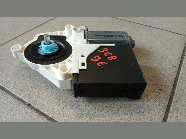 bontott VW CC Jobb első Ablakemelő Motor