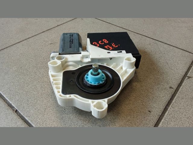 bontott VW CC Jobb első Ablakemelő Motor