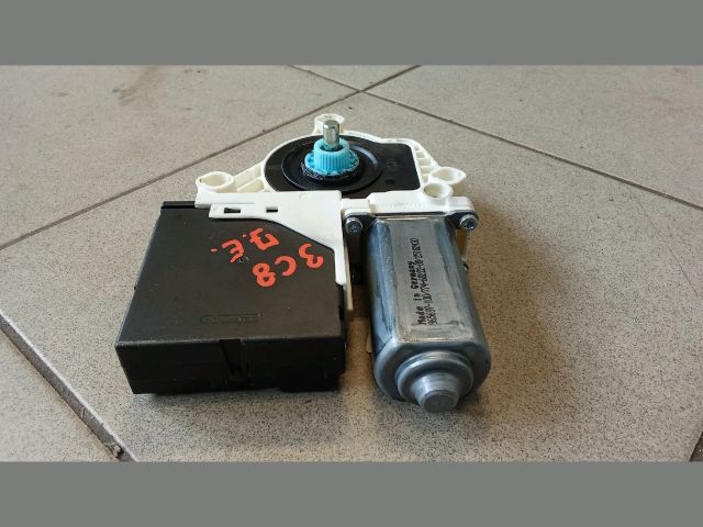 bontott VW CC Jobb első Ablakemelő Motor