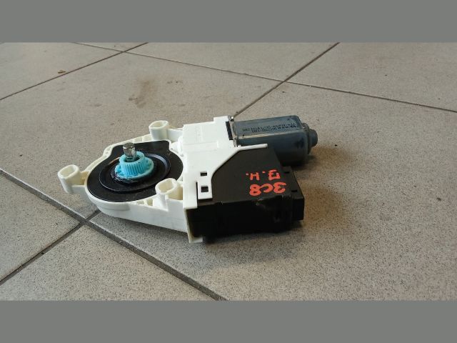 bontott VW CC Jobb hátsó Ablakemelő Motor