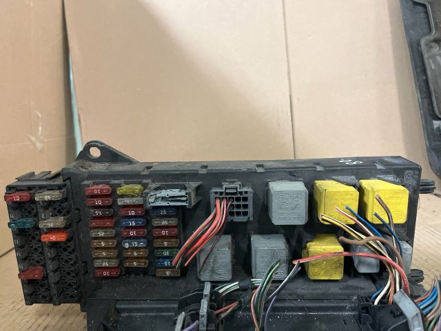 bontott VW CRAFTER Biztosítéktábla Motortér