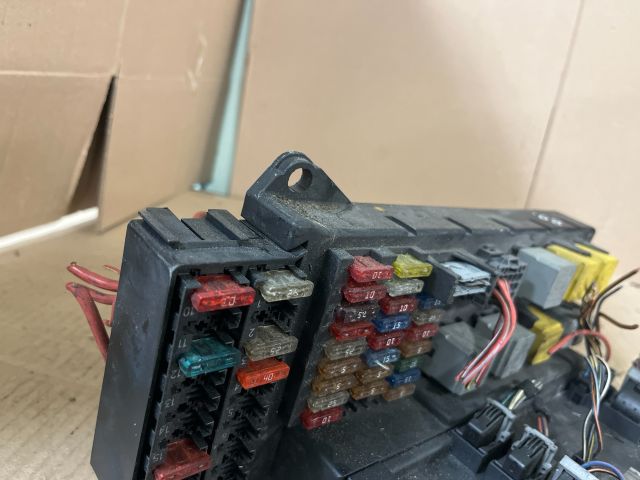 bontott VW CRAFTER Biztosítéktábla Motortér