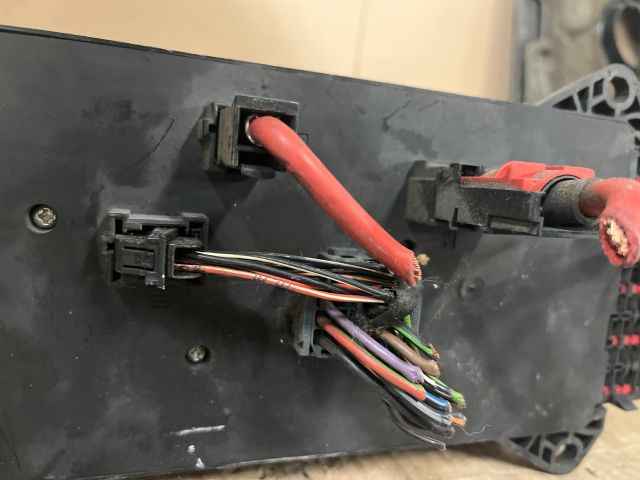 bontott VW CRAFTER Biztosítéktábla Motortér