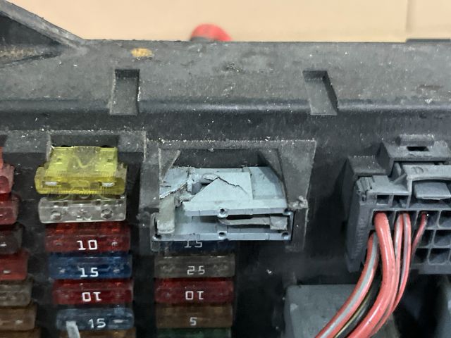 bontott VW CRAFTER Biztosítéktábla Motortér