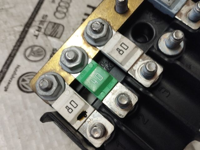 bontott VW CRAFTER Biztosítéktábla Motortér