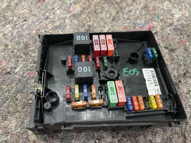 bontott VW EOS Biztosítéktábla Motortér