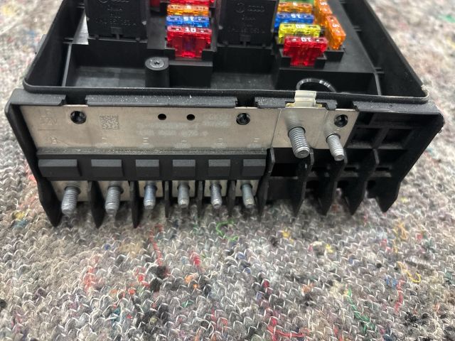 bontott VW EOS Biztosítéktábla Motortér