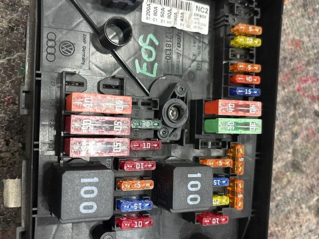 bontott VW EOS Biztosítéktábla Motortér