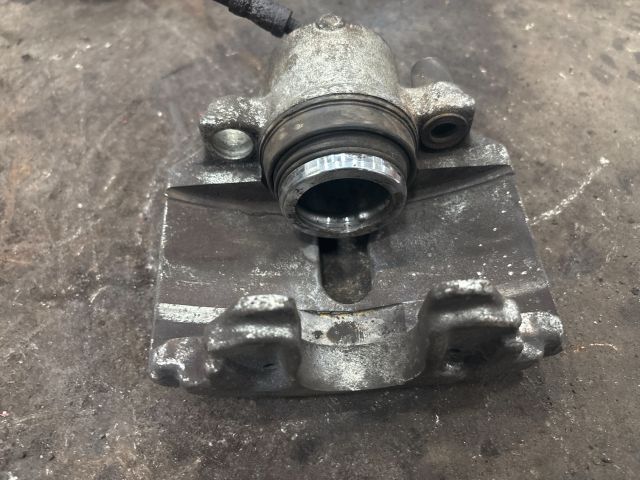 bontott VW EOS Bal első Féknyereg Munkahengerrel