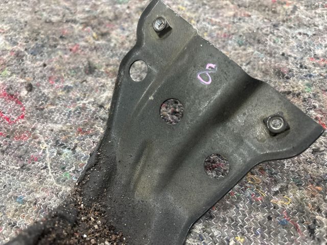 bontott VW EOS Bal Sárvédő Oldaltartó