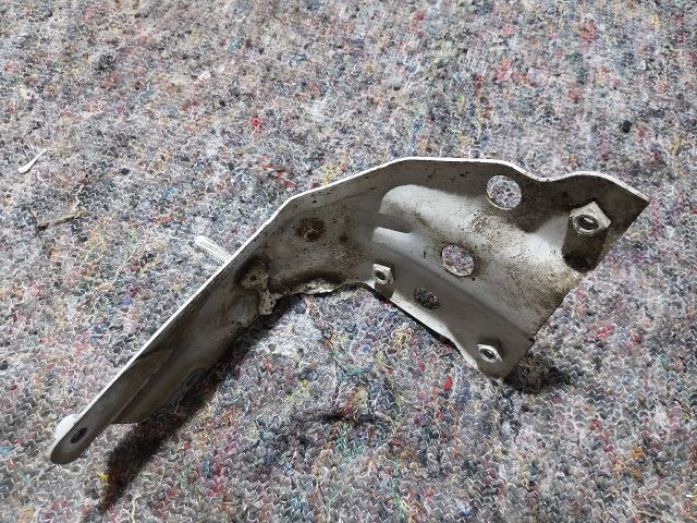 bontott VW EOS Bal Sárvédő Oldaltartó