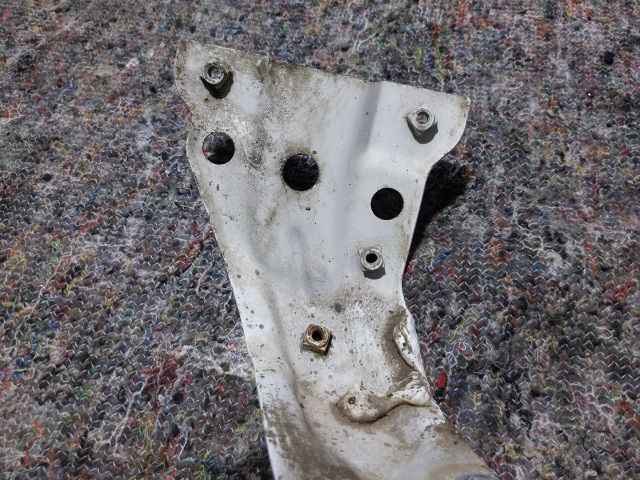 bontott VW EOS Bal Sárvédő Oldaltartó