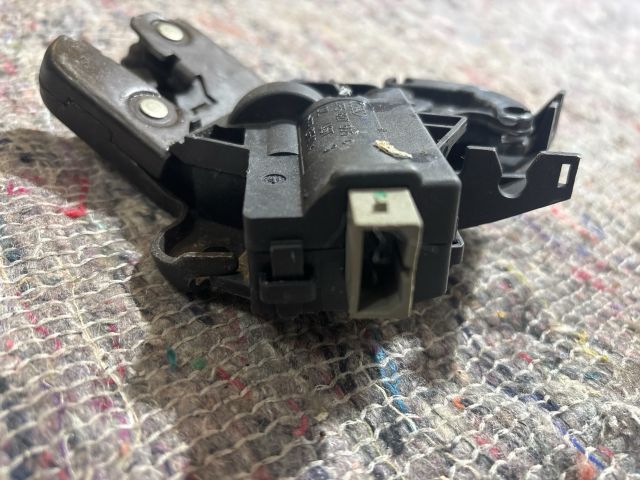 bontott VW EOS Csomagtérajtó Zárbetét