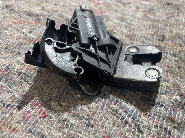 bontott VW EOS Csomagtérajtó Zárbetét