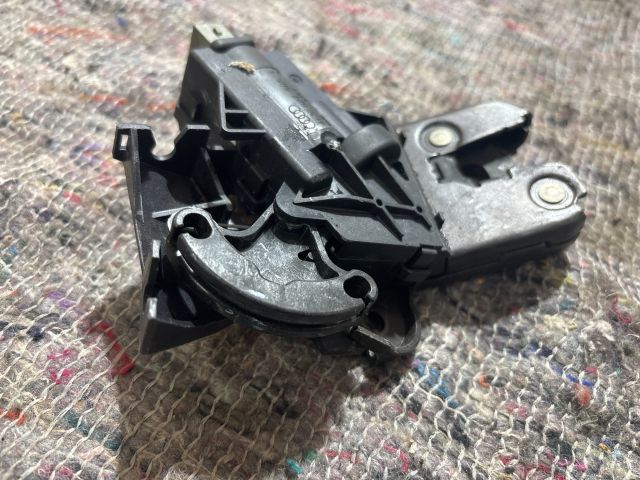 bontott VW EOS Csomagtérajtó Zárbetét