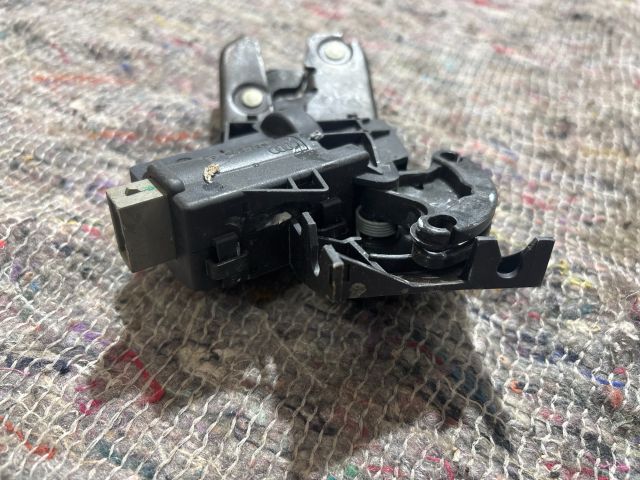 bontott VW EOS Csomagtérajtó Zárbetét