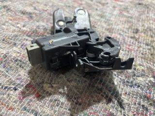 bontott VW EOS Csomagtérajtó Zárbetét