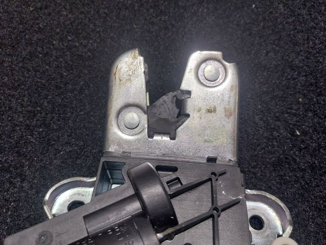 bontott VW EOS Csomagtérajtó Zárszerkezet