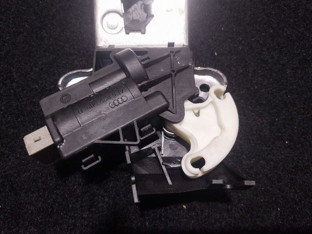 bontott VW EOS Csomagtérajtó Zárszerkezet