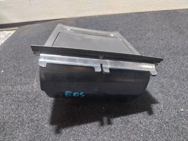 bontott VW EOS Első Hamutartó