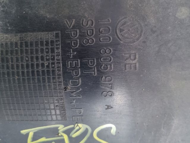 bontott VW EOS Jobb első Dobbetét (Kerékjárati, Műanyag)