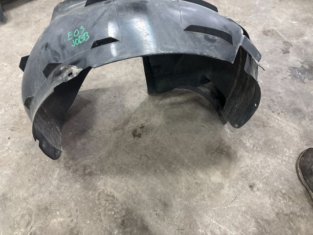 bontott VW EOS Jobb első Első Dobbetét (Kerékjárati, Műanyag)