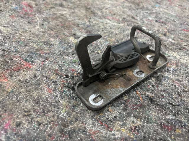 bontott VW EOS Motorháztető Biztonsági Kampó