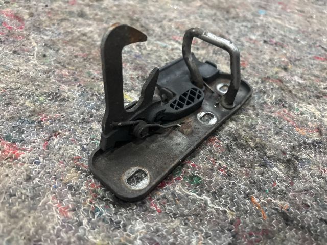 bontott VW EOS Motorháztető Biztonsági Kampó