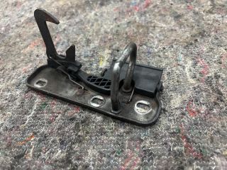 bontott VW EOS Motorháztető Biztonsági Kampó