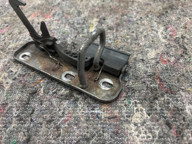 bontott VW EOS Motorháztető Biztonsági Kampó