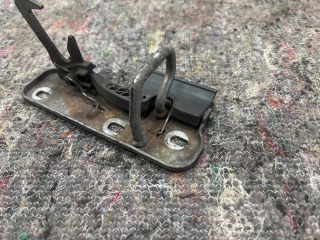 bontott VW EOS Motorháztető Biztonsági Kampó