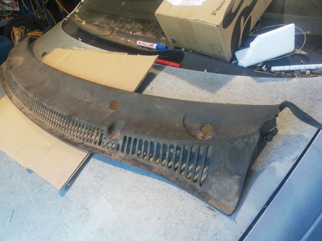 bontott VW FOX Levélrács